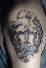 大臂old school黑色皇冠与海浪纹身图案