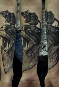 胸部雕刻风格猫与老鼠纹身图案