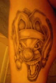 腿部灰色愤怒的小丑纹身图片