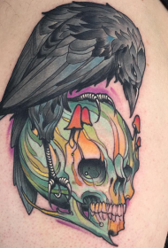 新的学校风格色五彩骷髅与乌鸦纹身图案