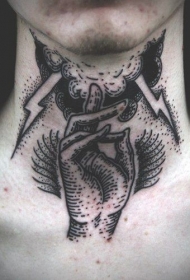 颈部黑色线条点刺手结合闪电纹身图案