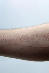 手臂白色墨水英文字母纹身图片