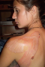 女性肩部白色和平鸽纹身图案