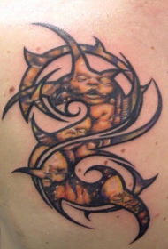 肩部图腾与婴儿结合纹身图案