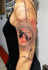 女性手臂彩色的大板块图腾纹身图案
