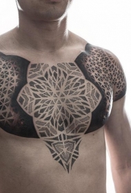 胸部和肩部花纹点刺纹身图案