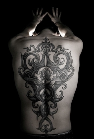 背部神秘部落风格藤蔓与玫瑰花纹身图案