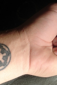 黑白手腕纹身图案