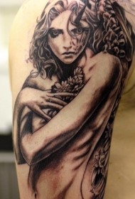肩部棕色抱花女孩纹身图案