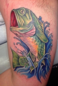 手臂彩色有趣的大鱼纹身图案