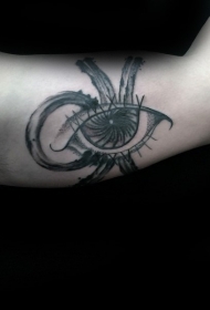 大臂侧内字母和眼睛纹身图案