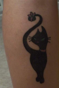 黑猫与花朵尾巴纹身图案
