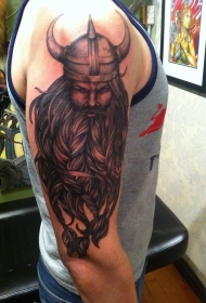 手臂美丽的海盗与长胡子纹身图案