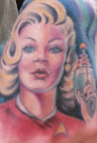 手部彩色肮脏的金发女郎纹身图案