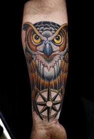 手臂彩色猫头鹰与航海纹身图案
