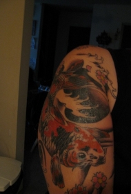 奇怪的彩色鲤鱼手臂纹身图案