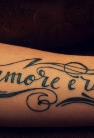 手臂浪漫的法国字母纹身图案