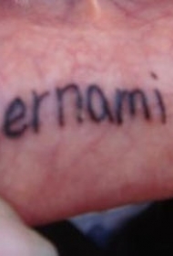 嘴唇内黑色字母和心形纹身图案