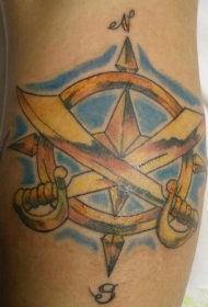 腰侧彩色十字剑和玫瑰纹身图案