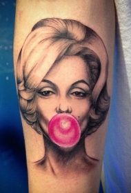 手臂老式彩色女郎肖像纹身图案
