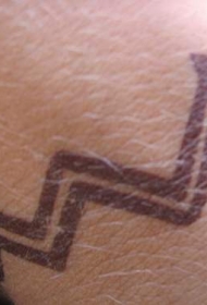 黑色皱弯蛇纹身图案