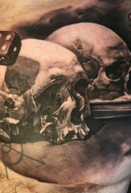 男性胸部黑灰骷髅头纹身图案