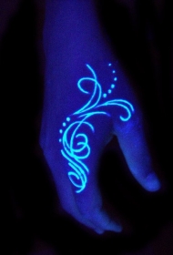 手背简约的藤蔓荧光纹身图案