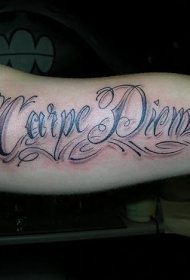 手臂花体拉丁语字母纹身图案