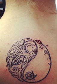 背部黑白藤蔓组合的阴阳八卦符号纹身图案