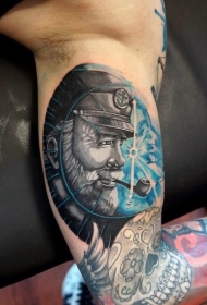 手臂彩色吸烟的老水手纹身图案