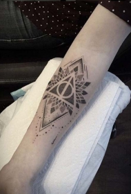 手臂黑色神秘的几何梵花和三角形纹身图案