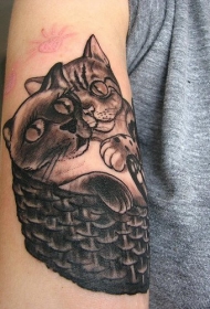 两只猫在竹篮里黑色纹身图案