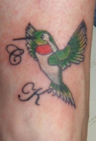 腿部彩色字母和蜂鸟纹身图片