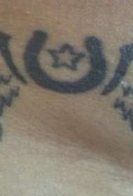 翅膀马蹄铁黑色纹身图案