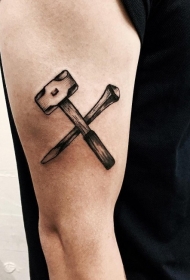手臂黑色交叉锤和指甲纹身图案