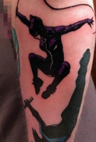 男生腿上彩绘个性蝙蝠侠动画纹身图片