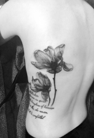 侧肋惊人的漂亮黑色罂粟花与字母纹身图案