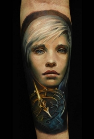 new school彩色写实时钟的女人纹身图案