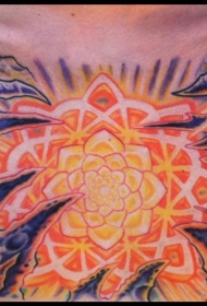 胸部发光的花卉彩色纹身图案