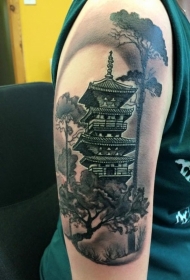 大臂天然外观的亚洲房子与大树纹身图案