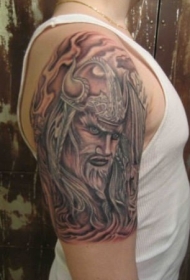 肩部棕色海盗人物纹身图案