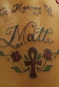 肩部彩色十字架和玫瑰纹身图案