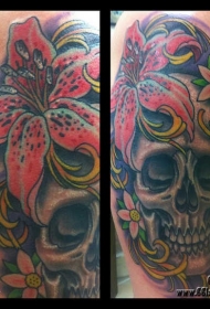 大臂old school彩色骷髅结合美丽的花朵纹身图案