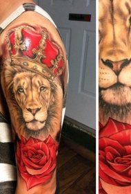 手臂写实彩色狮子冠皇冠和玫瑰纹身图案