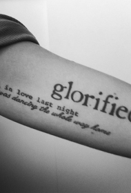 手臂三种不同字体的英文字母纹身图案