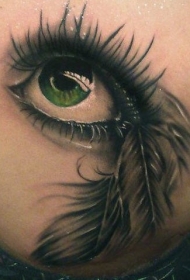 带有羽毛绿色眼睛纹身图案