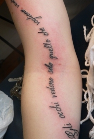 手臂黑色的意大利字母纹身图案