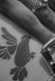 黑色奇怪的小鸟结合老鼠纹身图案