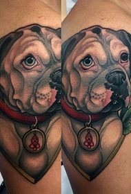 卡通风格的彩色滑稽狗手臂纹图案身