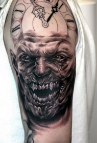 电影中怪物怪物与时钟纹身图案